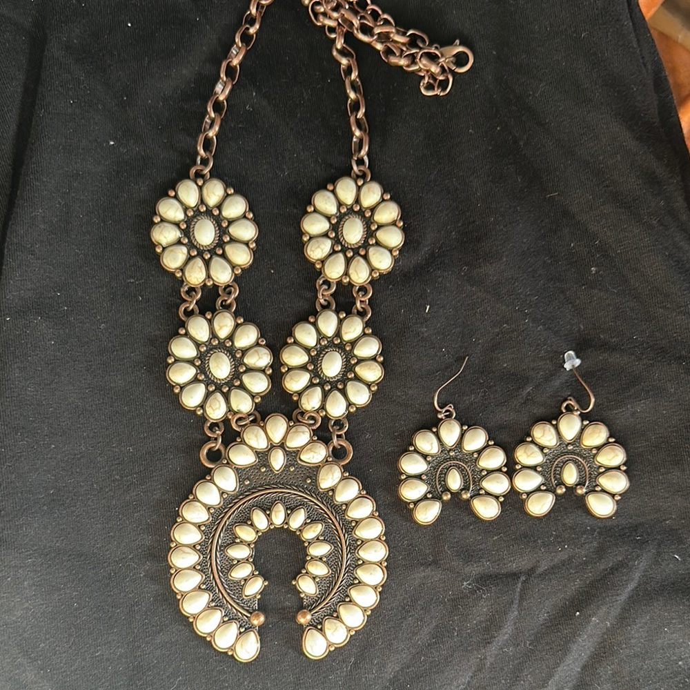 Elegant Cream and Gold Floral Necklace and Earring Set